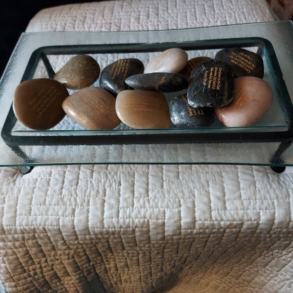 dish with inspirational stones - Picture 1 of 3